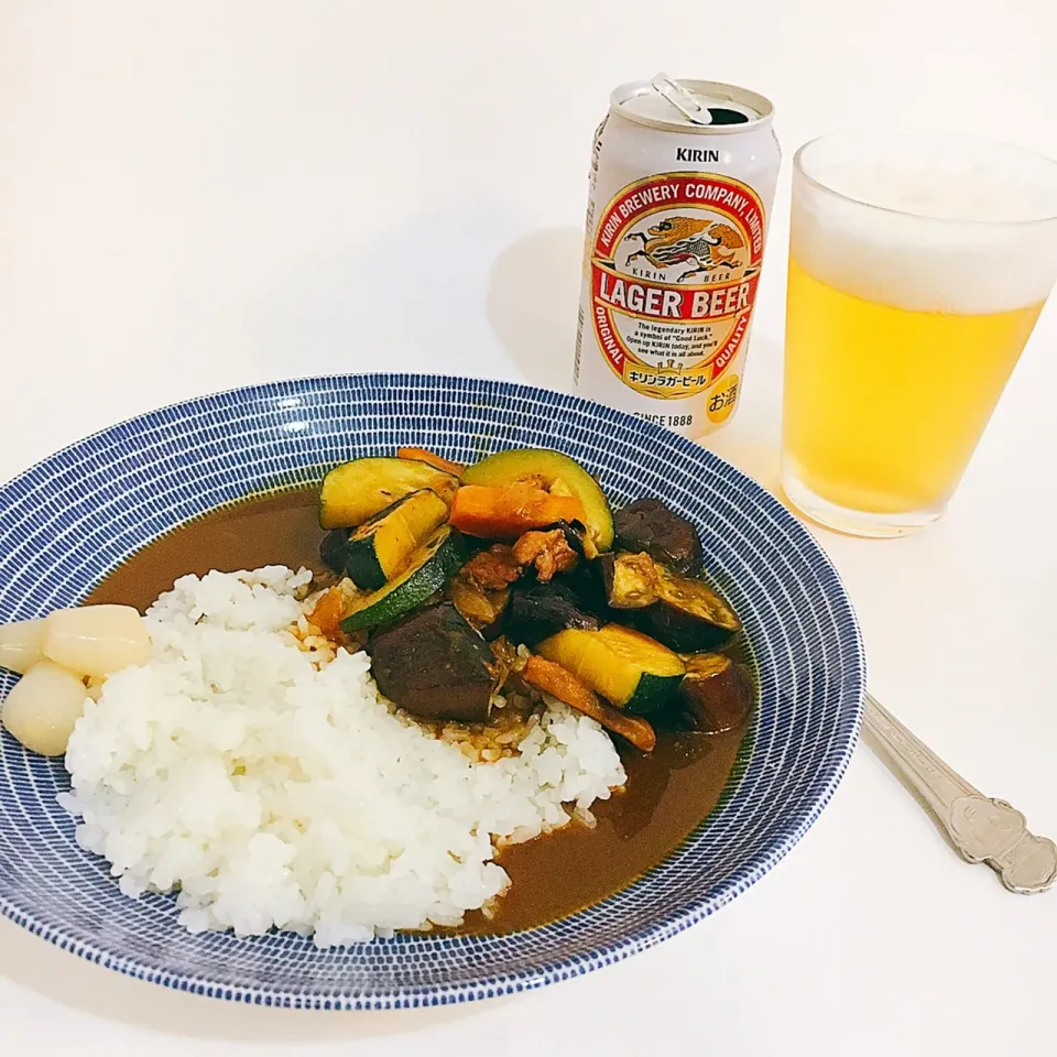 お昼ごはん。ナスとズッキーニのカレー。ランチビール🍺|yukko7740さん