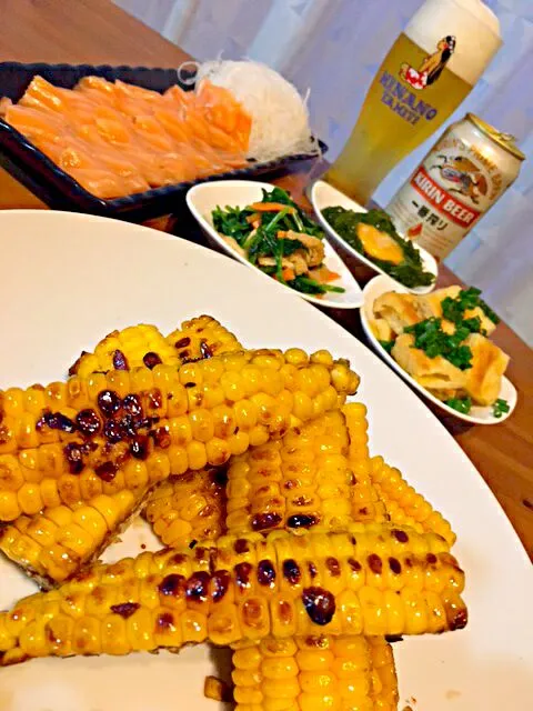 バター醤油焼きとうもろこし😋🌽✨🍻🎶

あ～😍指汚れてもよいからがぶり🌽とぐびり🍺うま💖

今日は、明日から林間学校の娘のリクエスト晩御飯🌃🍴
焼きとうもろこし、サーモン刺身、ホウレン草のおひたし、めかぶポン酢、焼き油揚げ😆
完全私のヘルシーアテごはんじゃないですかwww 
娘はサーモンと酢飯で手巻き寿司するそう🍣|アイさん