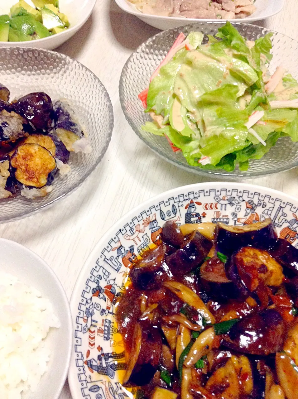 なすの肉味噌炒め。カニカマサラダ。アボカドのさしみ。茄子のカリカリ揚げ焼き|Ayaさん