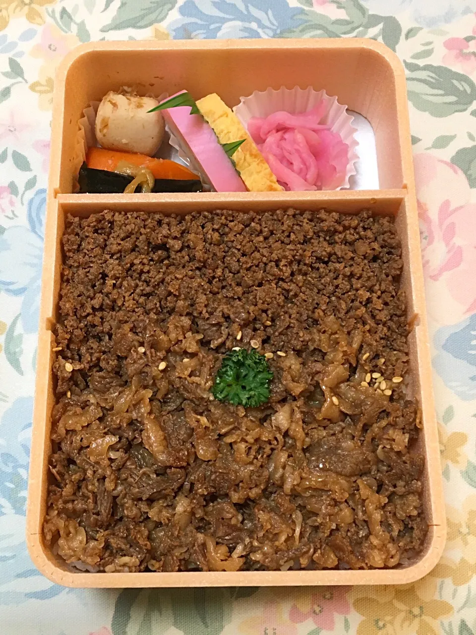 Snapdishの料理写真:米沢名物 牛丼弁当🍱牛肉どまん中|ゆうじ.さん