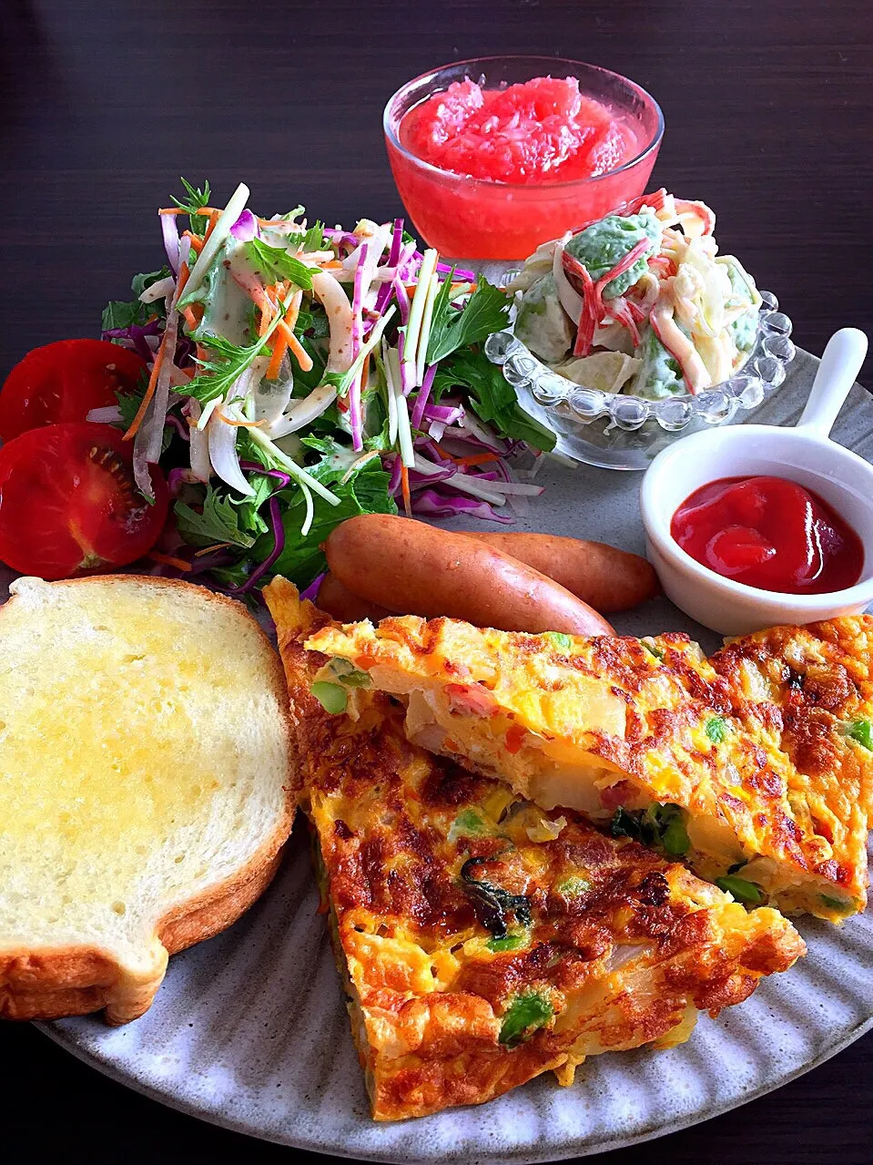 Snapdishの料理写真:⭐︎夏野菜のスパニッシュオムレツ ⭐︎ウインナー ⭐︎アボカドとカニカマのレモンマヨサラダ ⭐︎野菜サラダ  わさび胡麻ドレッシング ⭐︎トースト ⭐︎ピンクグレープフルーツゼリー|よっちぃさん