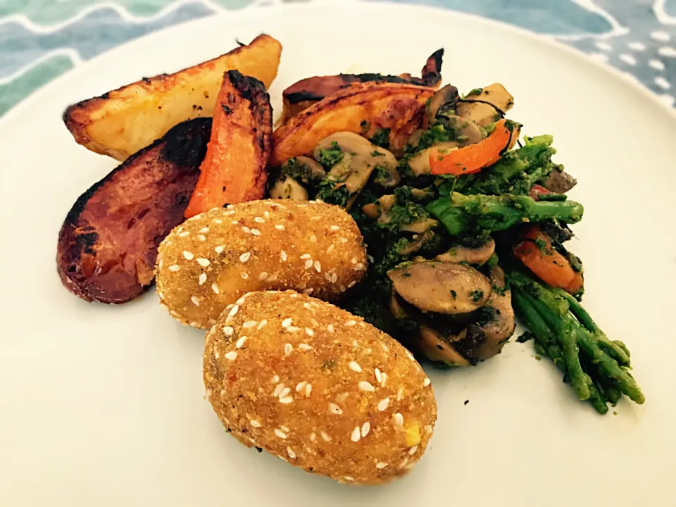 #Roastedpotatoes #roastedsweetpotatoes #roastedcarrots #vegetablefritters #mushroom #broccoli #redpepper #vegetarian|Sergio Lacuevaさん