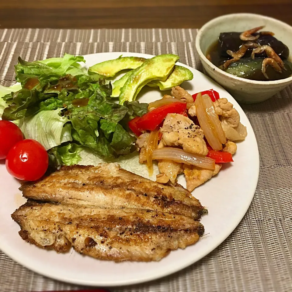 いわしのソテー なすと桜えびの田舎煮 塩焼きアボカド 豚肉とパプリカの甘酢生姜炒め|たまさん