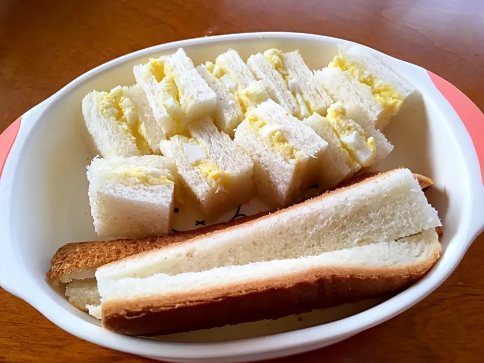 息子のご飯🎵パンの耳が好きなんです笑|あやとん♪さん