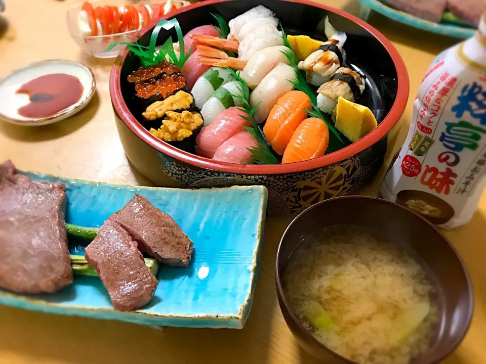 ステーキ🍖寿司🍣イサキの味噌汁🐟|りき🤤さん