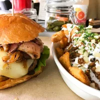 Snapdishの料理写真:Chilli fries y hamburguesa con queso|Eduardo Mestre Sさん