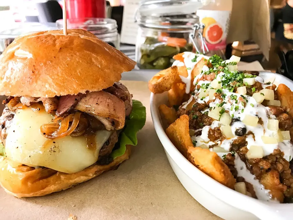 Chilli fries y hamburguesa con queso|Eduardo Mestre Sさん