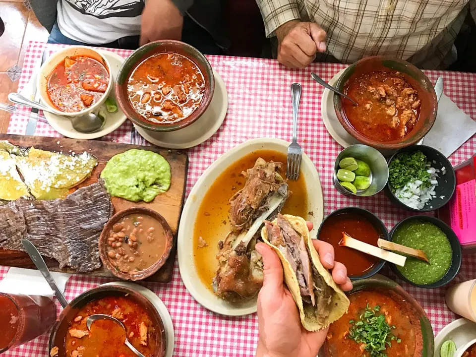 Pancita, cecina, puntas de filete en chile morita y chamorro de cerdo al horno.|Eduardo Mestre Sさん