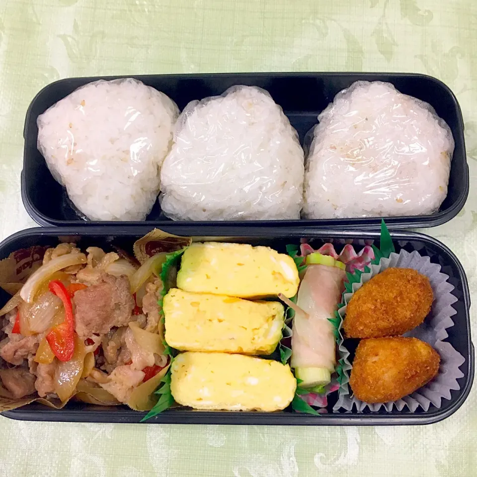 Snapdishの料理写真:息子のお弁当 豚と玉ねぎの生姜焼き 卵焼き アスパラベーコン トンカツ おにぎり|keitakumamaさん