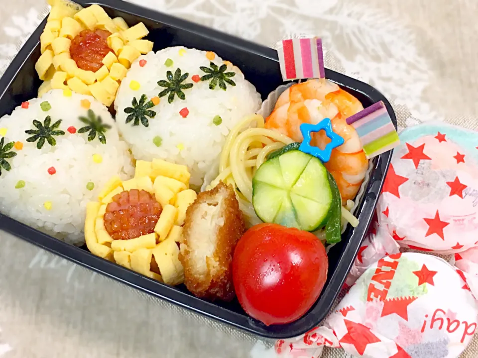 #夏休みお弁当  
 
#塩おにぎり 
#ひまわり🌻お弁当  
#えび  パスタ 
#チキンカツ  
#ゼリー  飴ちゃん風|tomokoさん