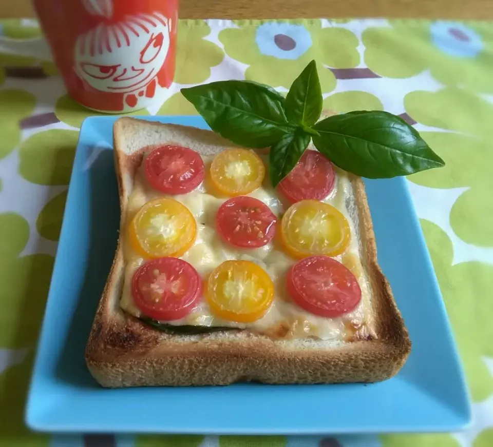 プチトマトでデコトースト|ヴェローナのパン屋さんさん