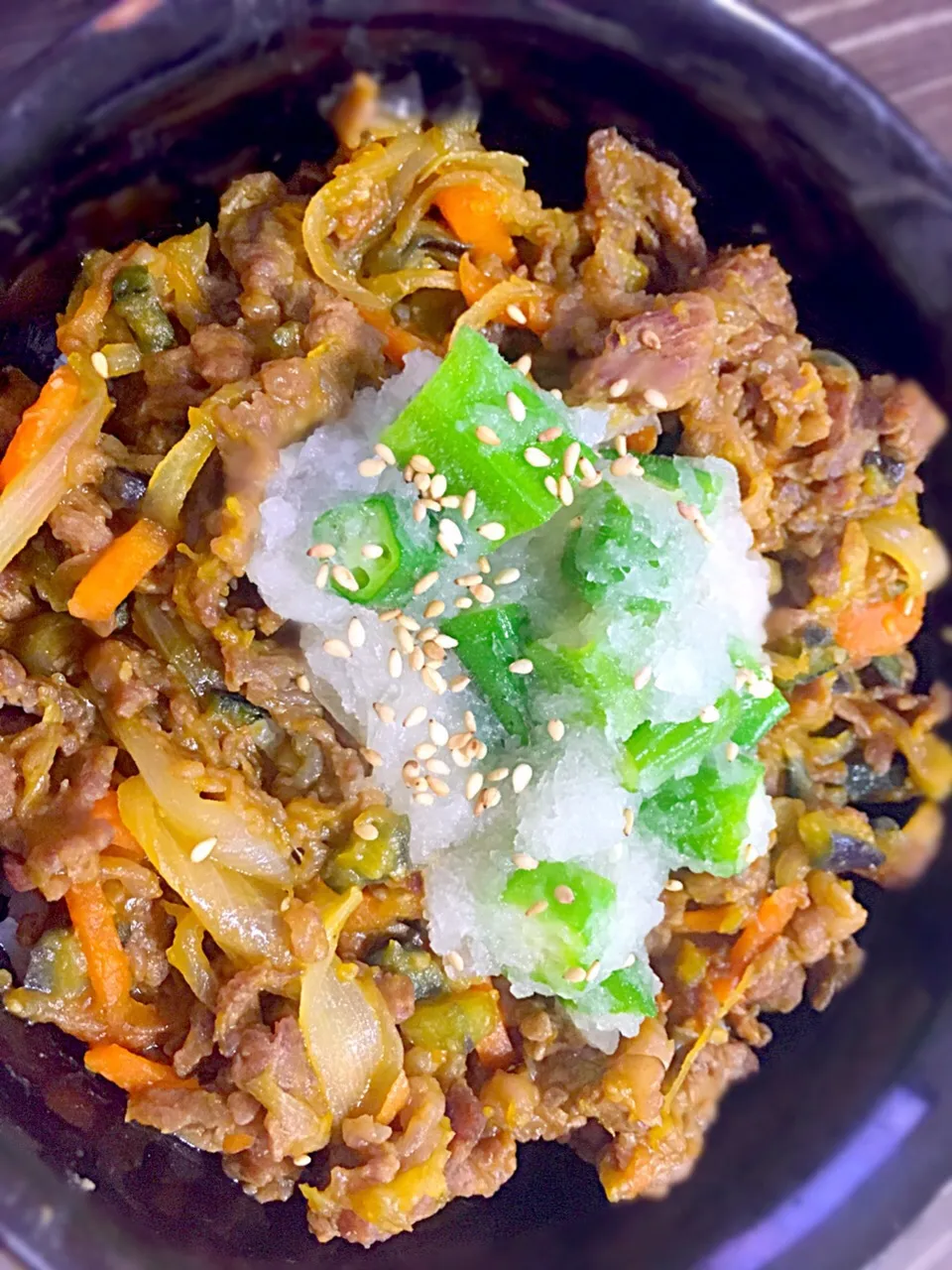 夏野菜と生塩麹漬け牛小間のサッパリネバ味噌炒め丼|綾さん