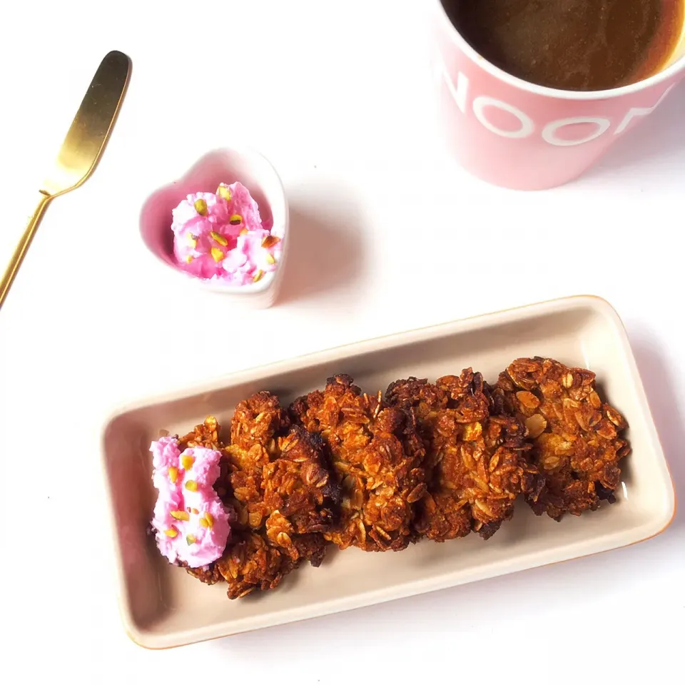 ヘーゼルナッツのオートミールクッキー🍪 ビーツ&ハニーのクリームチーズ添え🐝 #Glutenfree #vegan|sakiさん