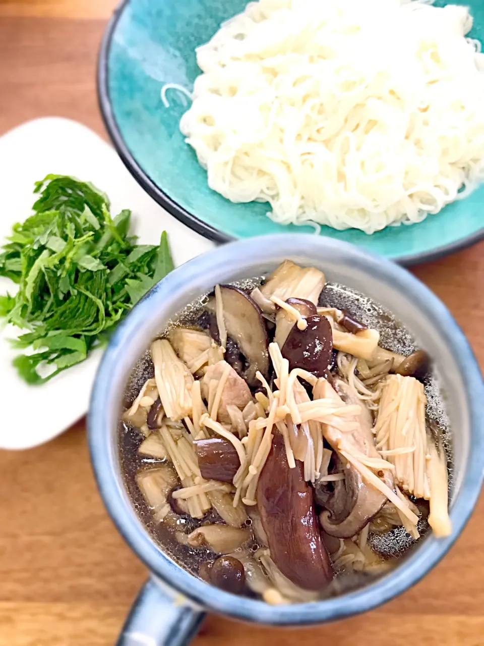 豚肉と茄子ときのこのつけ汁素麺。
生姜たっぷりの熱々のつけ汁で冷たいお素麺をいただきます。|長谷川裕子さん