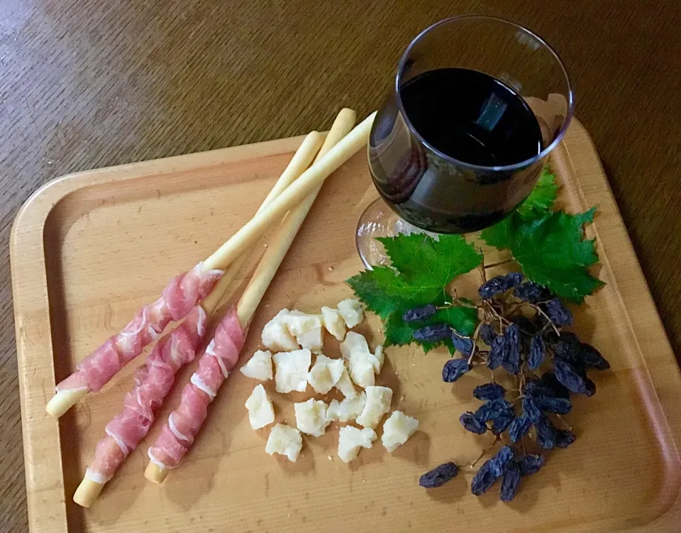 Snapdishの料理写真:✨PARMIGIANO REGGIANO cheese and red wine...the best way to eat this 🧀 パルミジャーノレッジャーノチーズと赤ワイン...一番好きな食べ方✨|🌺Sanntina🌺さん