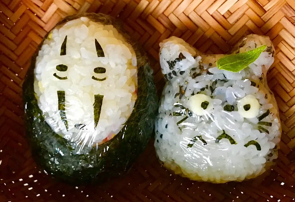 Snapdishの料理写真:カオナシ&トトロ🍙|みうのすけさん