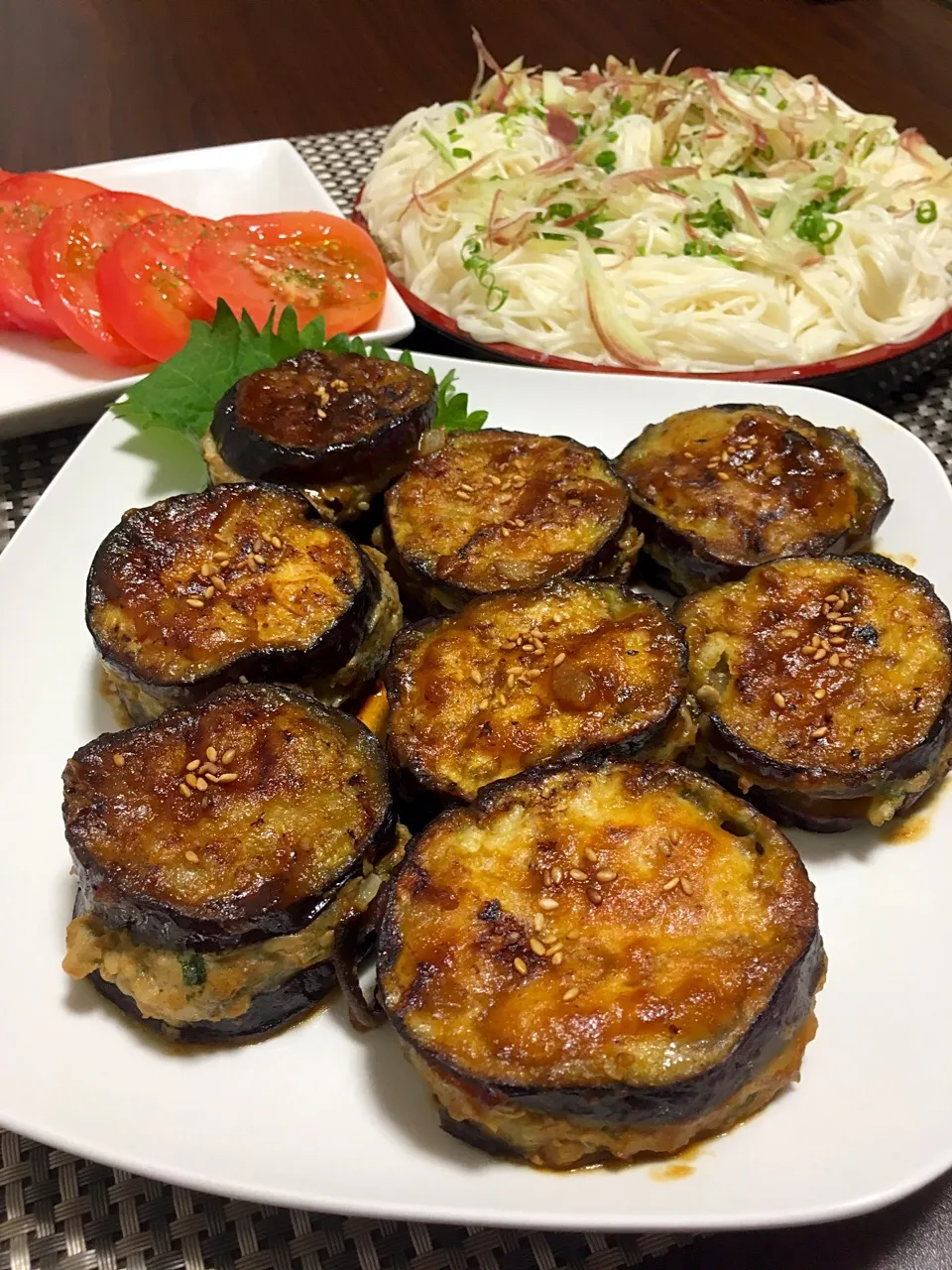 ナスのはさみ焼き
そうめん
トマトスライス🍅|みっきーさん