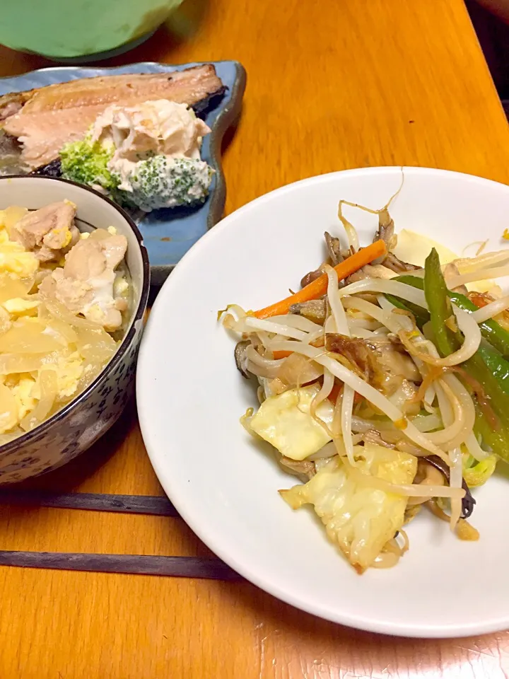 Snapdishの料理写真:#玄米で親子丼
#夕べ残した魚とサラダ
#野菜炒め|みかんさん