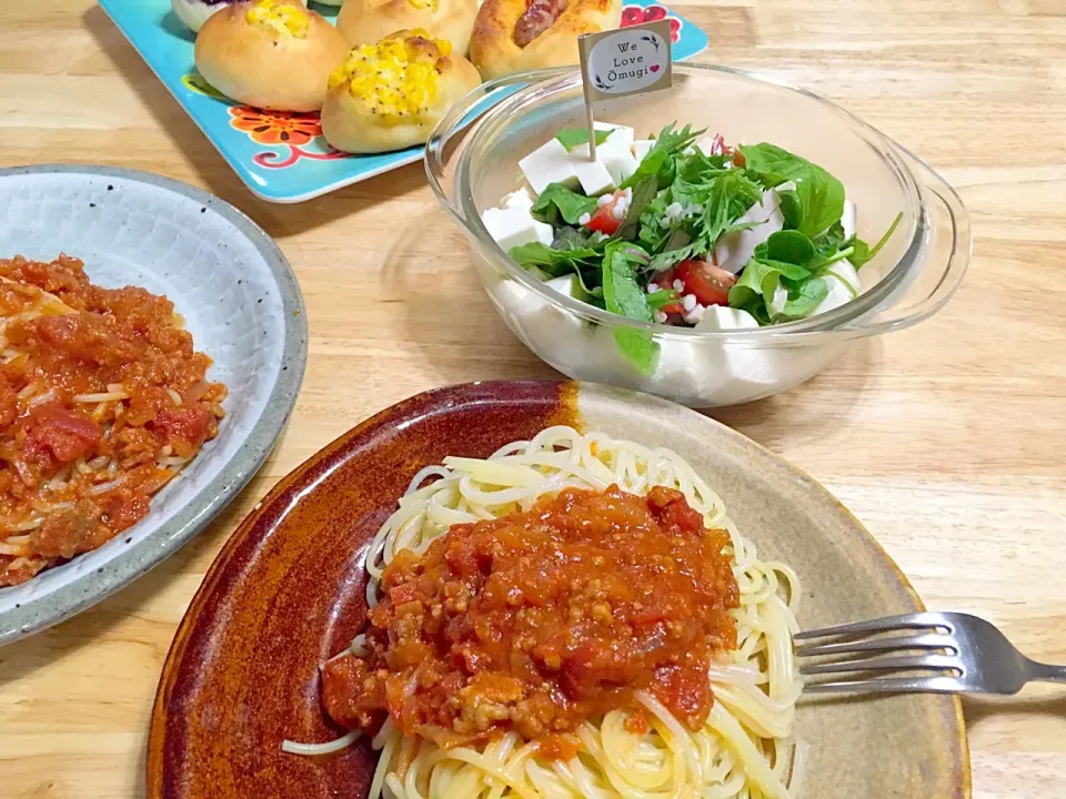 ミートソース♡いろいろおうちパン♡もち麦とお豆腐のサラダ|さくたえさん