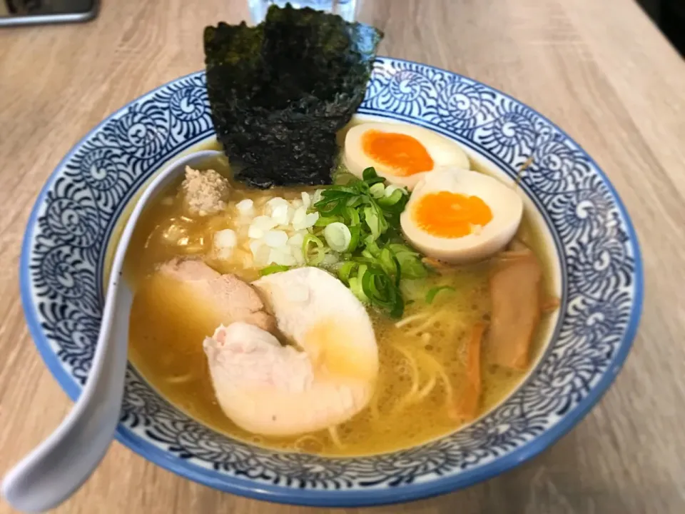 今のところアムスでいちばん
美味しいといわれる「武一」

んー。
醤油白湯なんだけど鶏ハム
食べるとナゼか洋風拉麵を
食べている錯覚に堕ちる。|女神さん