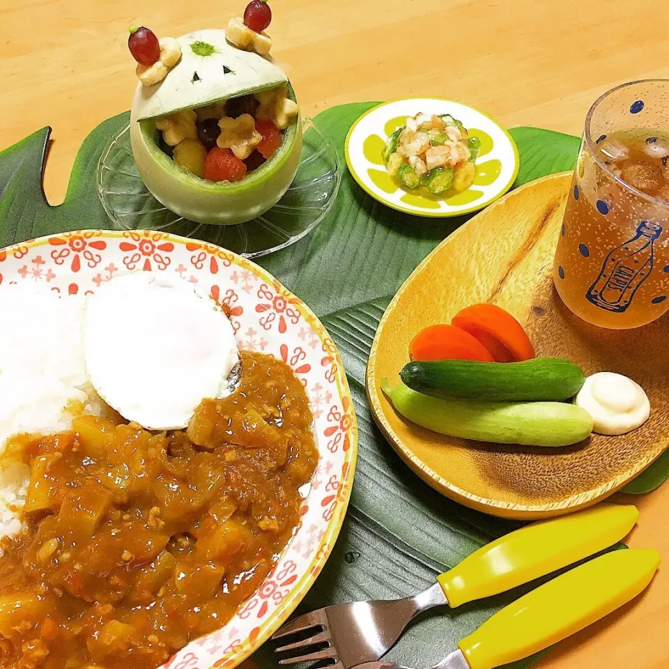 🍅夏野菜たっぷりカレー目玉焼きのせ 🌽夏野菜のテリーヌ 🍈メロンカエル #おうちごはん #おうちカフェ  #夏野菜|♡かずたん♡さん