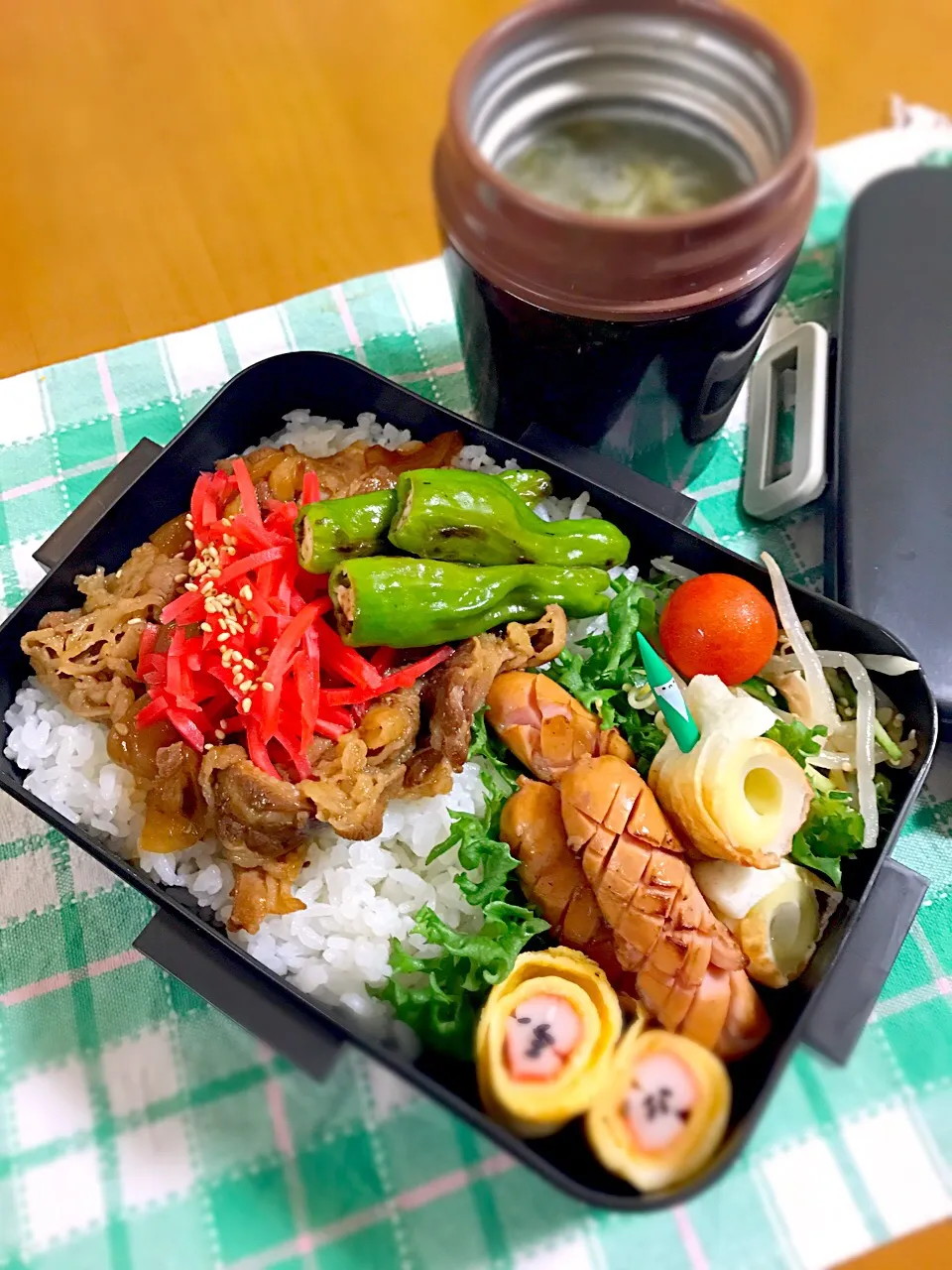 旦那ちゃん弁当🎶
牛丼
カニカマ玉子くるりん
ウイン
ちーちく
もやしキュウリと鶏胸肉のサラダ|BooBooさん