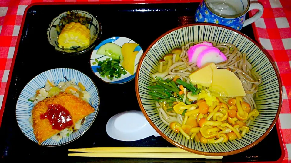 本日の賄い(7/23山菜混ぜご飯に一口カツ乗せ❤＆なめこたっぷり蕎麦＆季節の🌽)|かぴかぴさん