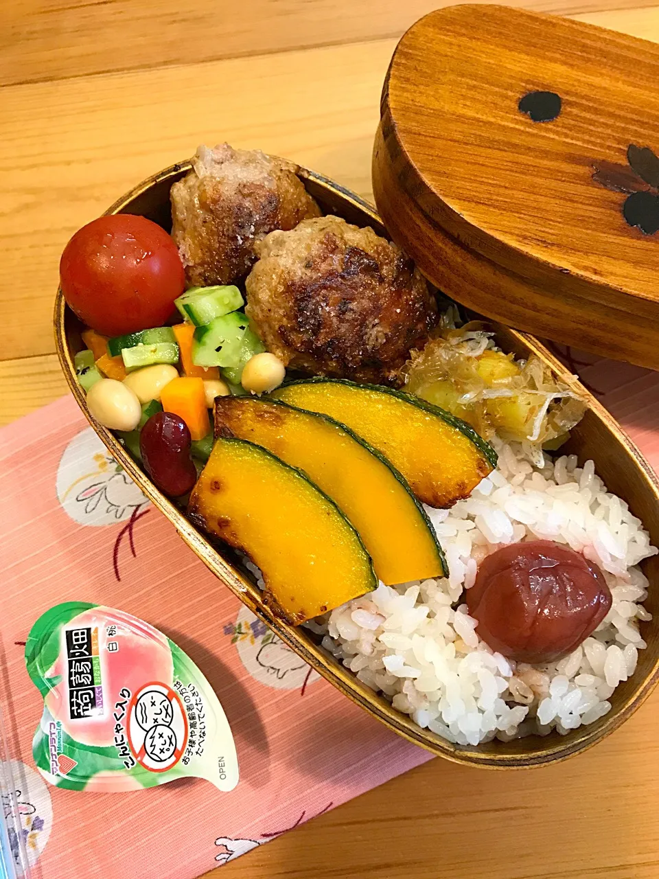 Snapdishの料理写真:パパたろ弁当

雑穀ごはん 梅干し
かぼちゃのソテー
焼きなすのじゃこおかか和え
キューブサラダ
ミニトマト
和風ハンバーグ|ひななぎさん