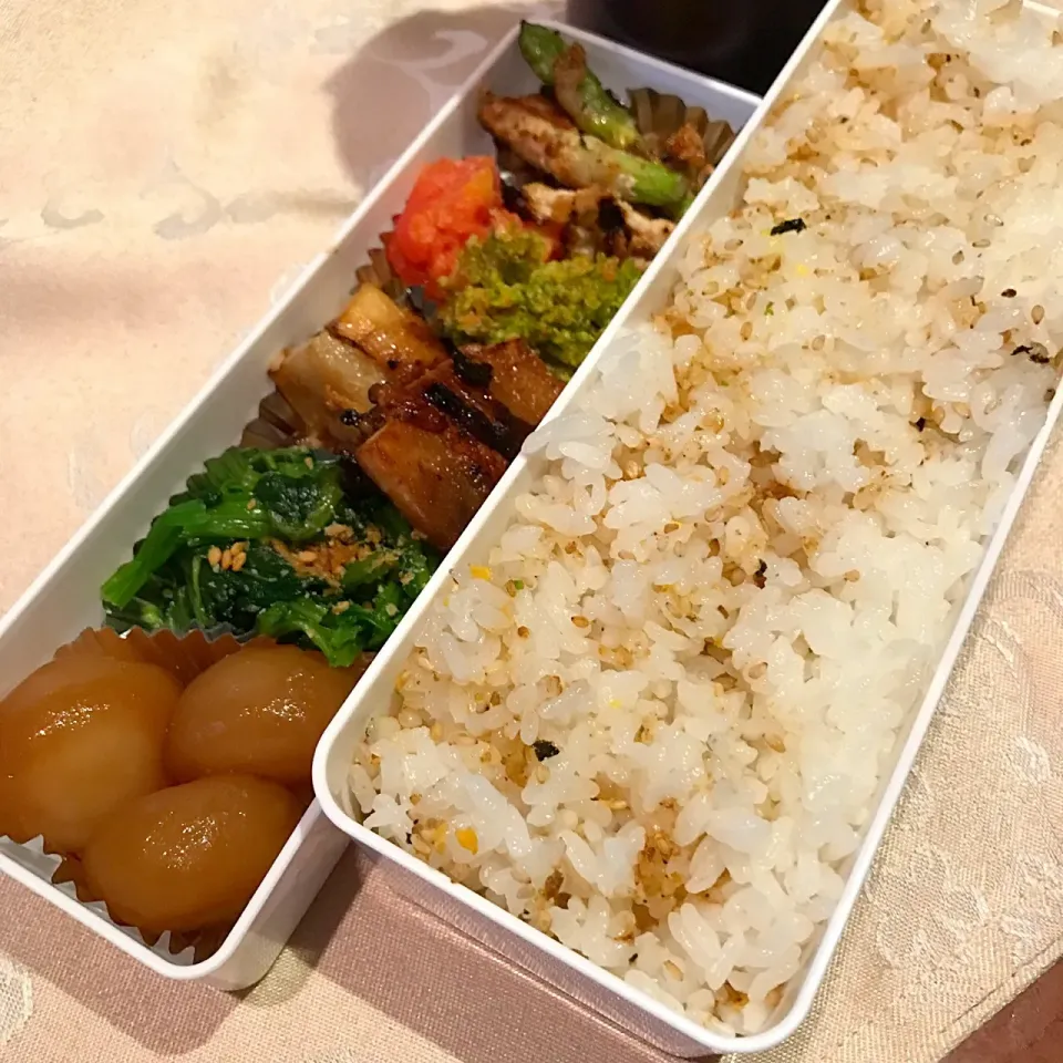 Snapdishの料理写真:今日のお弁当
大根の甘辛肉巻き入り♪
トマトとブロッコリーのチーズ和え
アスパラと豚肉炒め黒胡椒風味
ほうれん草のおひたし
丸こんにゃく|mokoさん