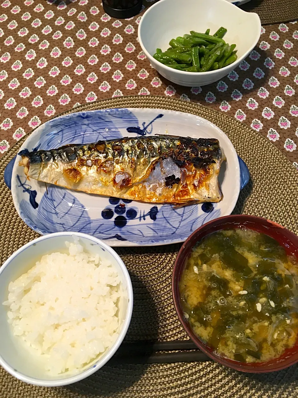 7月25日息子夏休み朝ご飯  塩サバ 玉ねぎとワカメの味噌汁 いんげんニンニク炒め|オリーブさん