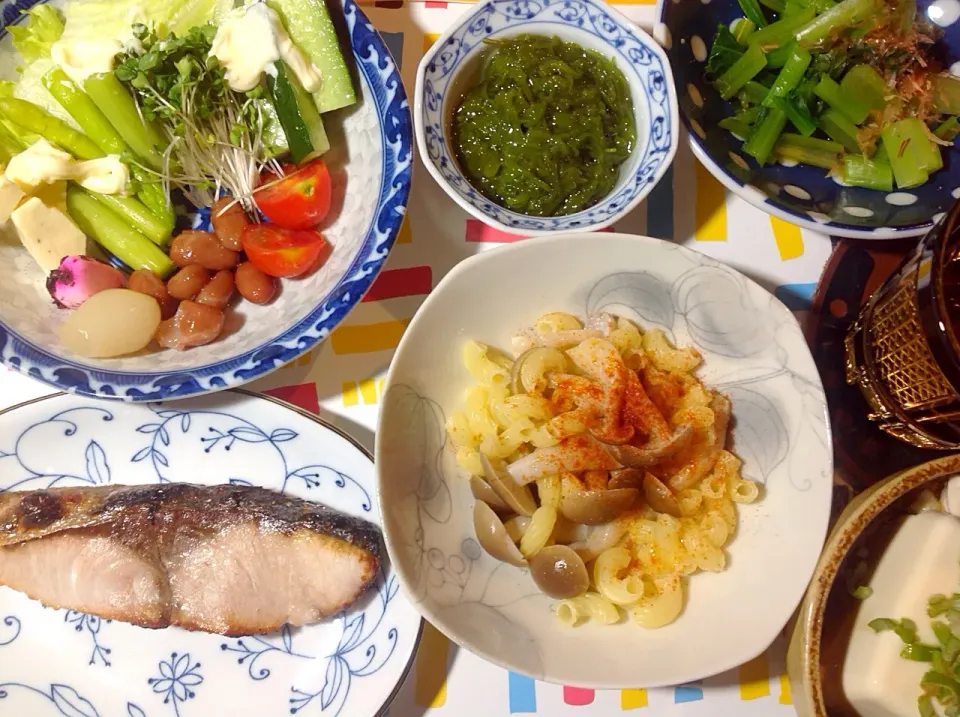 焼き魚、マカロニ、お浸し、奴、サラダ、めかぶ|shozuuさん