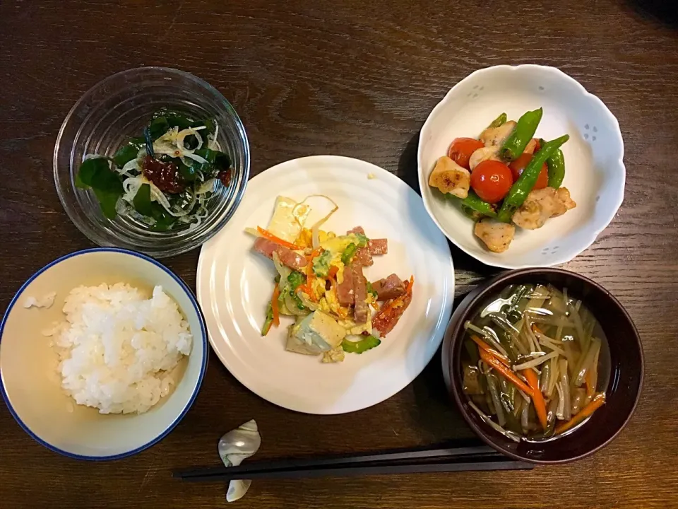 豆腐チャンプルー
ワカメとタマネギのサラダ
シシトウとトマトと鶏肉の炒め物
エノキとニンジンのお吸い物|カドラさん