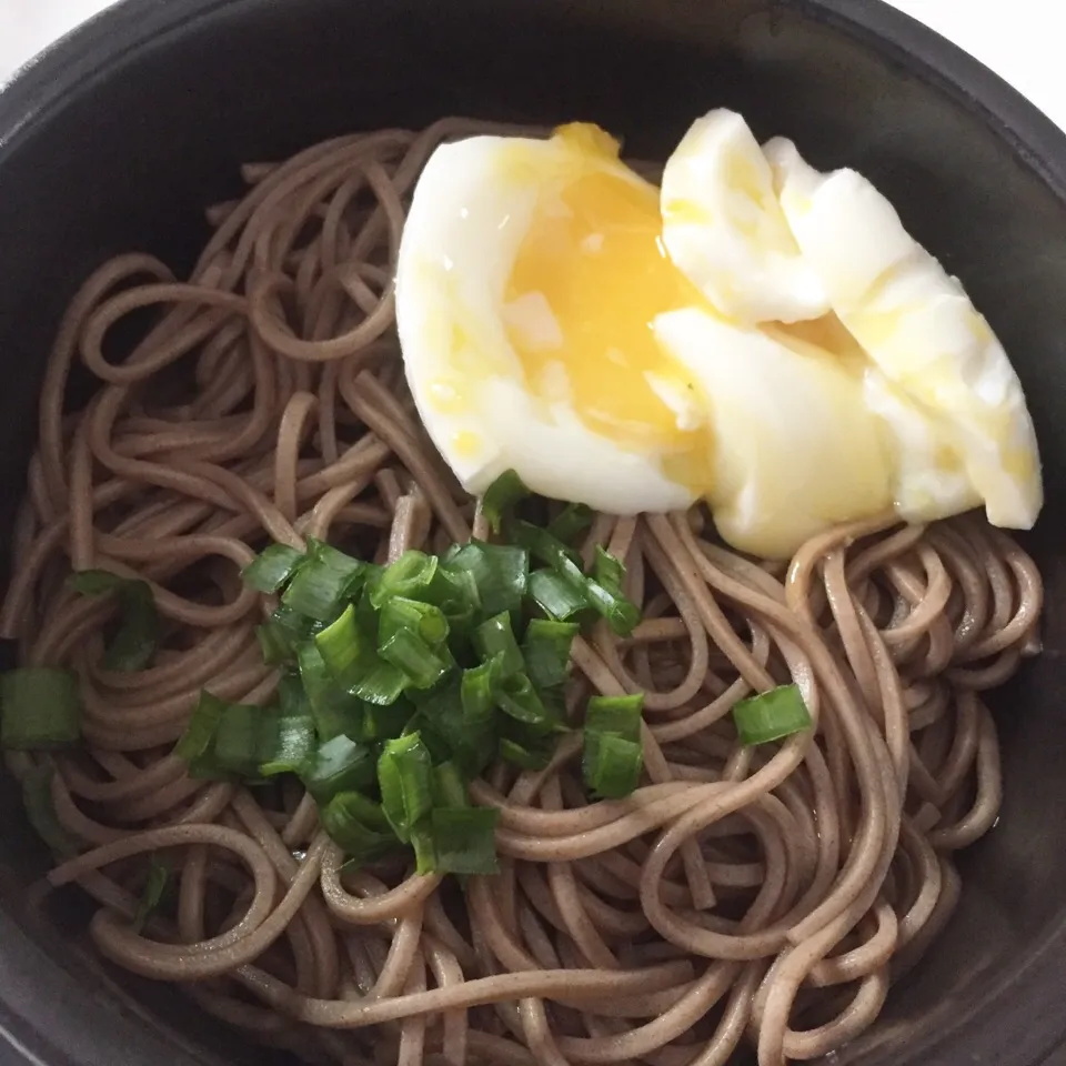 Cold soba noodles with hard boil egg|Darren Loさん