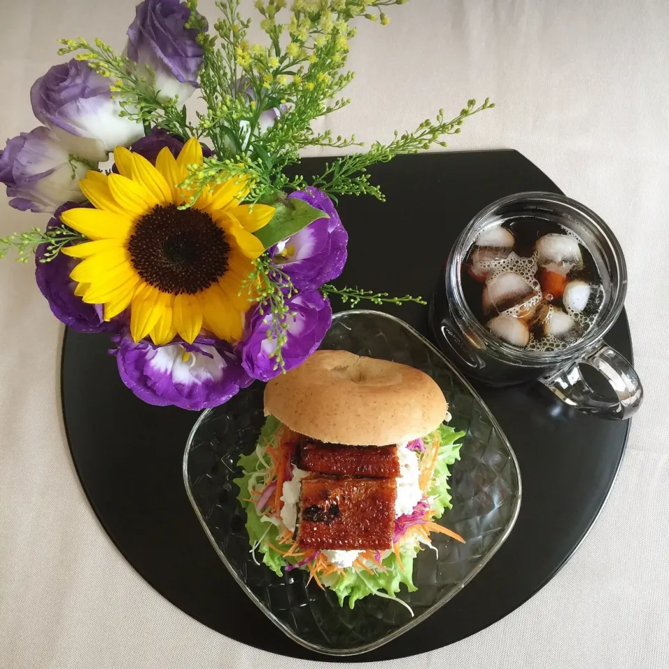 Snapdishの料理写真:7/25土用の丑の日❤︎鰻の蒲焼き&カッテージチーズのせ野菜たっぷりベーグルサンド❤︎#土用の丑の日 #鰻の蒲焼きサンド|Makinsさん