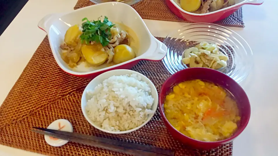 今日の夕食　肉じゃが、セロリの胡麻和え、麦ご飯、人参と卵の味噌汁|pinknari🐰🌈さん