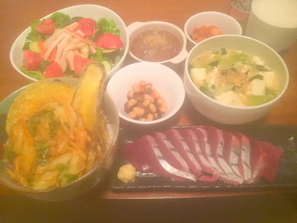 Snapdishの料理写真:カツオ刺身＊天丼＊ネギと豆腐の味噌汁＊小鉢(^^)|basilさん