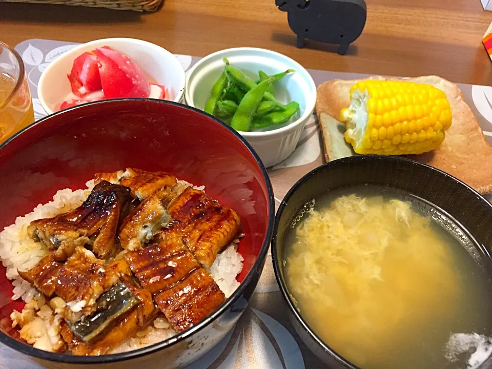 うな丼、玉ねぎかきたま汁、枝豆、トマト|かよちゃんさん