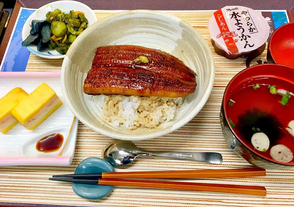 Snapdishの料理写真:土用の丑の日 高齢者向けの国産うな丼御膳 🍚 #土用の丑の日 #うな丼 #うなぎの蒲焼 #うなぎ #御膳 #行事食 #夏バテ防止 #スタミナ料理 #水羊羹 #お新香 #厚焼き玉子 #お吸い物 #鰻丼 #スタミナ食 #栄養満点  #スタミナ盛り盛り #魚料理 #鰻を美味しく|sakumaさん