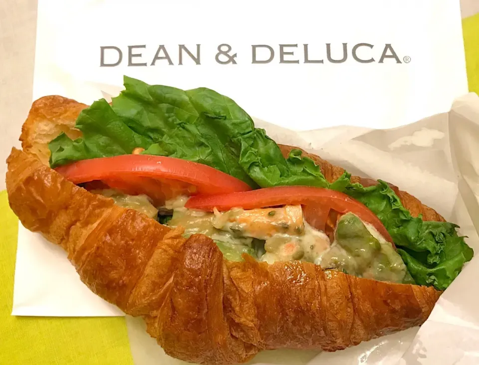 おひとりさま夕餉なので手抜きで心斎橋にオープンしたDEAN&DELUCAで売れ残りのクロワッサンサンドを買う。梅田の方が選択肢多くて良かったなぁと後悔😭|にゃあ（芸名）さん