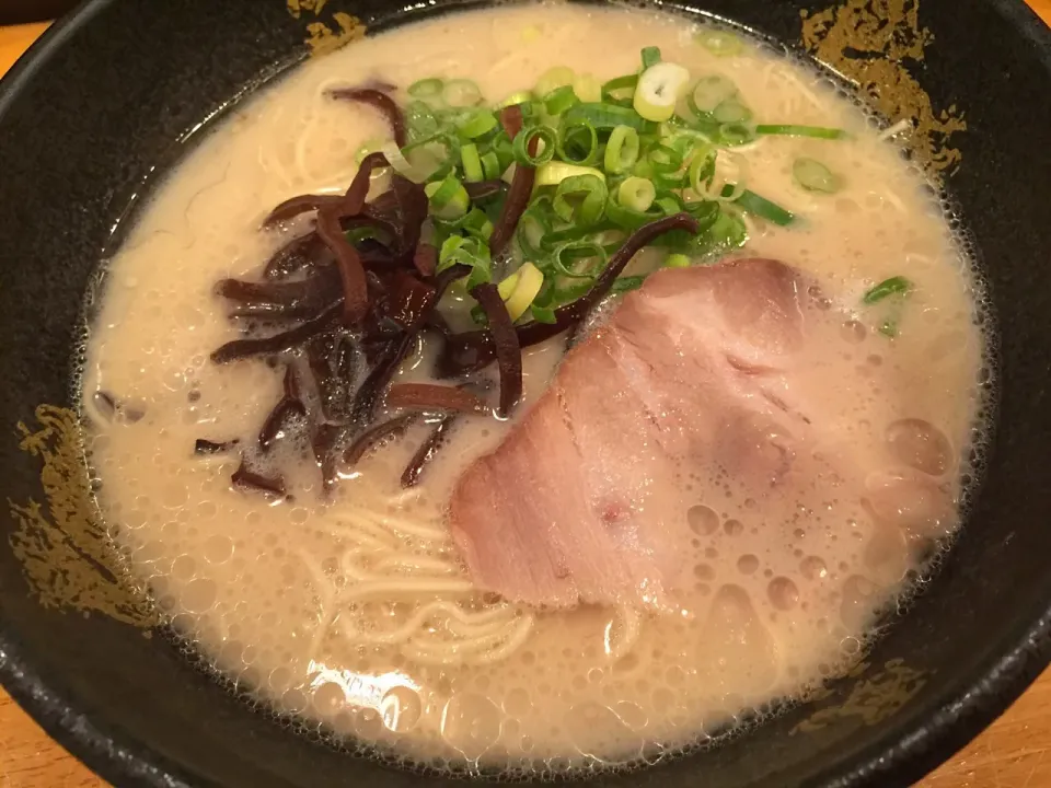 Snapdishの料理写真:とんこつラーメン|T. Wonderさん