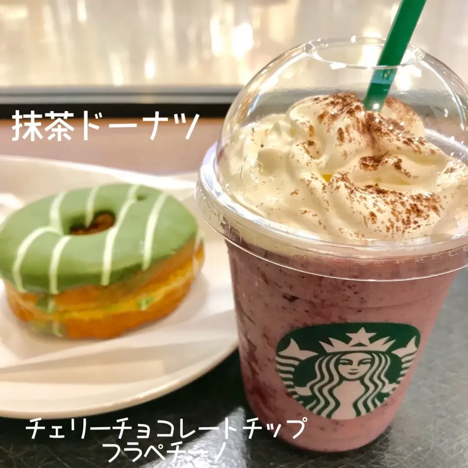 Snapdishの料理写真:チェリー&チョコレートチップフラペチーノと抹茶ドーナツ|Runaさん