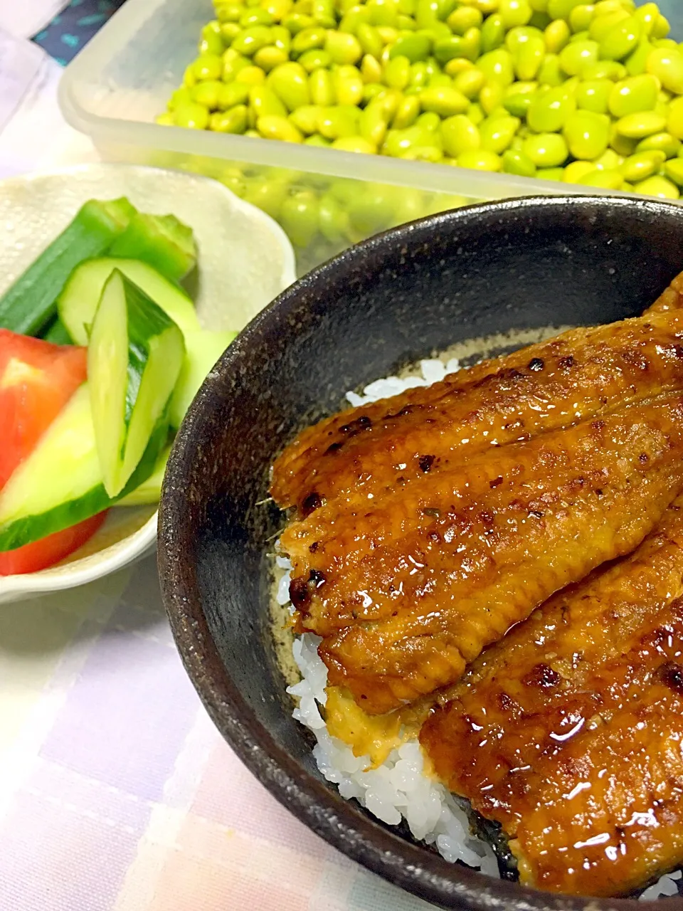 実家ご飯はうな丼でした(*'ｪ`*)🎵
サラダ🥗と、
安かったから3袋も買って、
かさばるから全部茹でて30分かけてサヤから出した！
と母が自慢げにいう枝豆さん。
なかなかの見応え食べ応えです👍🏻|さくたえさん