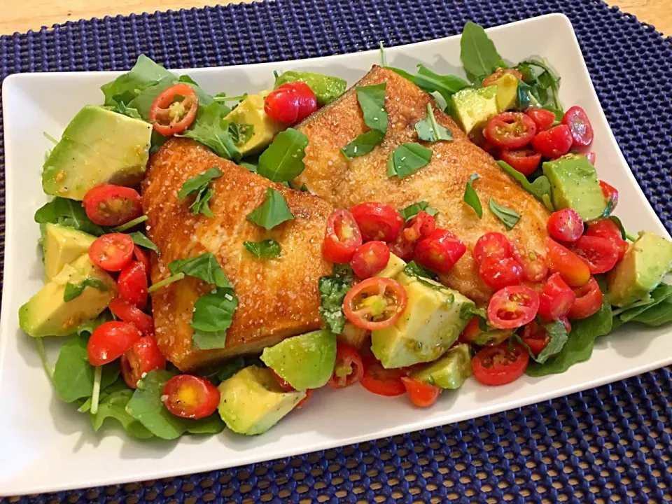 Swordfish with basil tomato avocado and arugula salad🐟🌱🍅🥑🍃🍃 #swordfish #salad|🌺IAnneさん