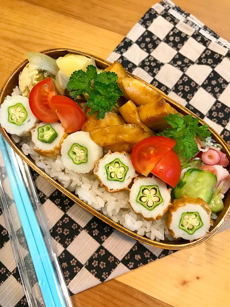 パパたろ弁当

雑穀ごはん
鶏肉とじゃがいも 玉ねぎの豆乳煮
白身魚の甘辛焼き
たこ きゅうり じゃこの酢の物
おくらちくわ
ミニトマト パセリ|ひななぎさん