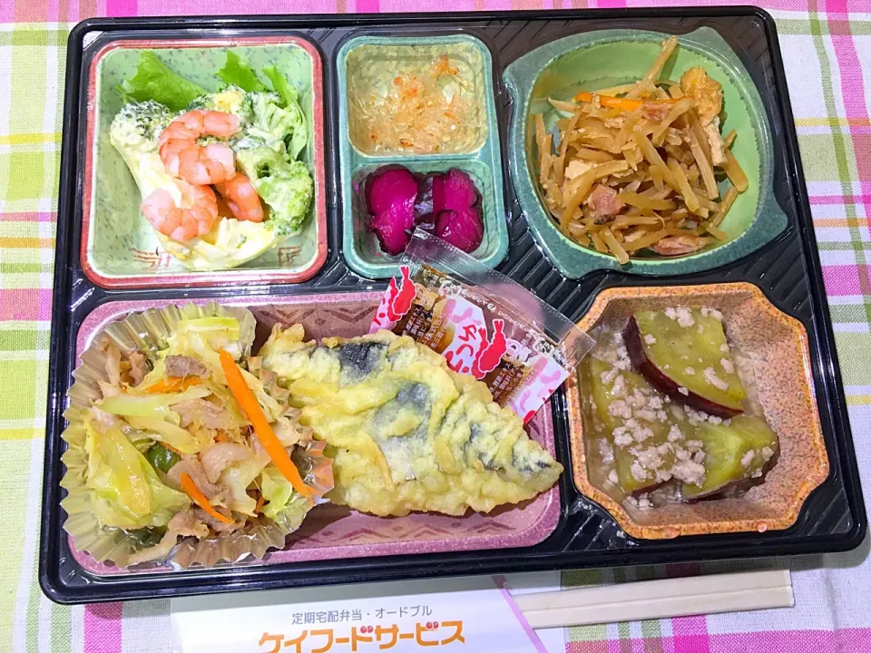 Snapdishの料理写真:野菜たっぷり豚肉の生姜焼き 日替わり弁当 豊川市宅配|Naokazu Kuritaさん