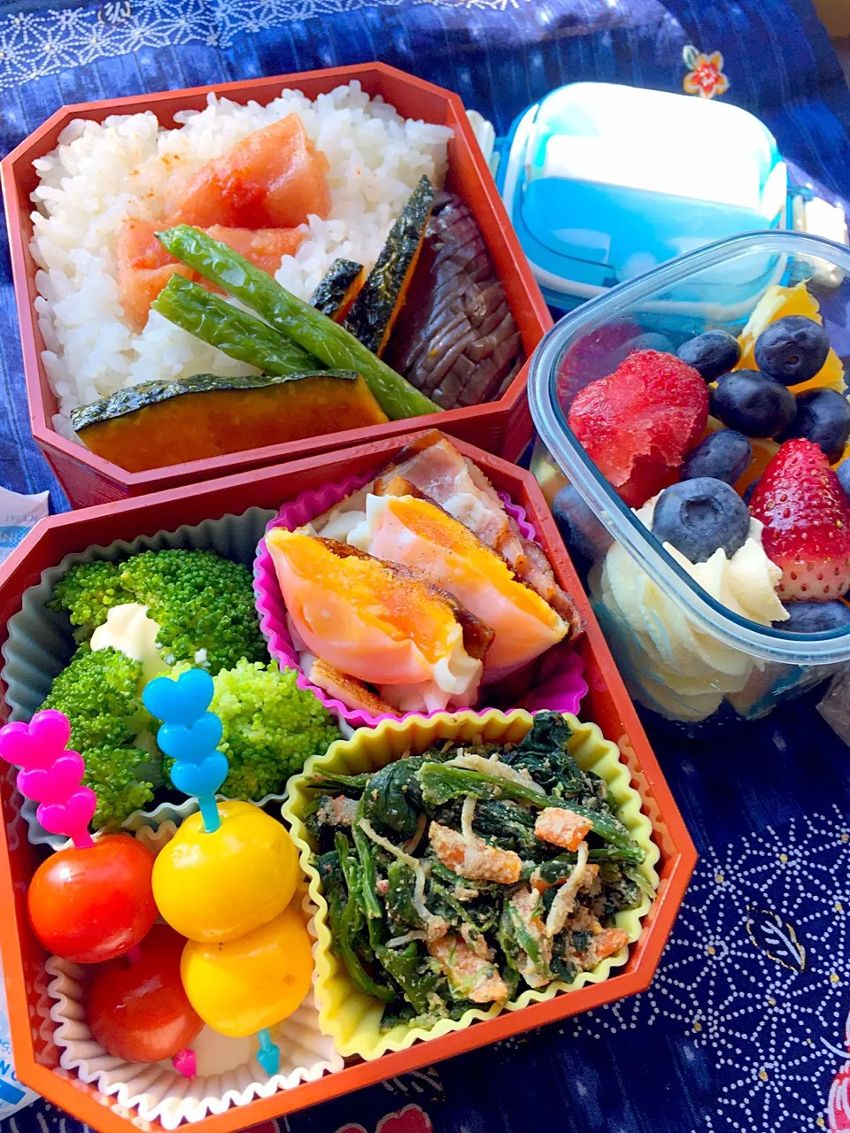 #お父さん弁当 (⊹＾◡＾)ノo.♡ﾟ｡*
白飯の真ん中に博多土産の明太子が鎮座！
夏野菜の揚げ浸し＊白だしで！
ベーコンエッグ
ぷちぷよトマトとミニトマト食べ比べ！
デザートはマスカルポーネチーズとブルーベリー＊ストロベリー＊オレンジ🍊|Blueberry🫐さん