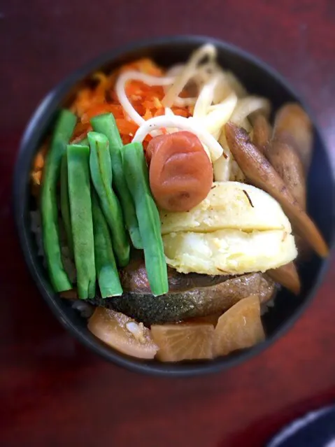 ぶり、大根、にんじんしりしり、コールラビ、ごぼう、いんげん、じゃがいも、梅干#お弁当 #lunch #|aiさん