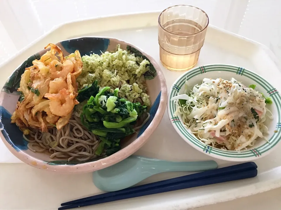 冷しぶっかけ蕎麦、海老かき揚げ、青菜、揚げ玉、しらすとシソ大根サラダ|Tadahiko Watanabeさん