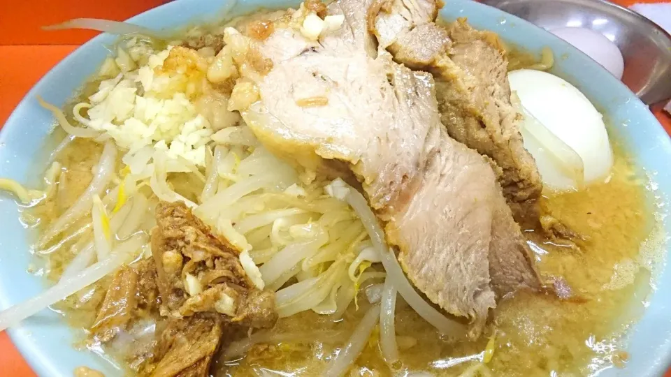 ラーメン富士丸 神谷本店 の 富士丸ラーメン―麺少な目＋生玉子(麺少な目サービス)＋ニンニク＋アブラちょい(別皿) ＠志茂、王子神谷、赤羽17099|大脇さん