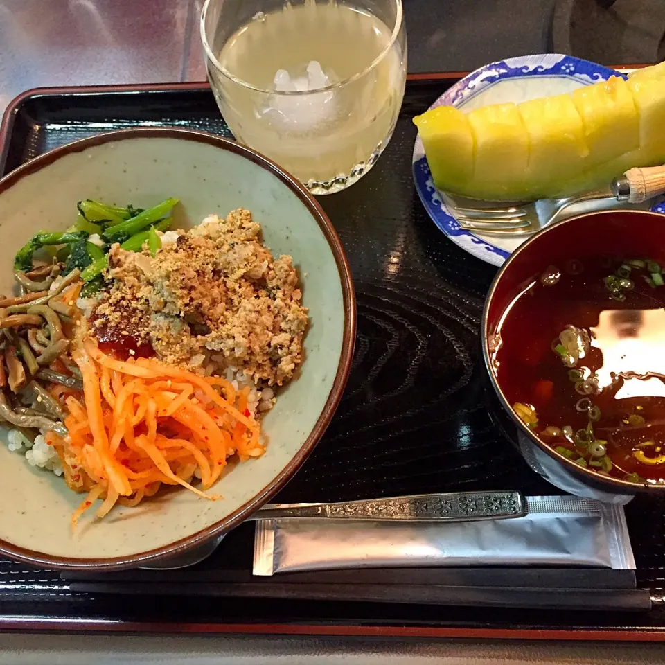 ビビンバ丼と漢方スープ
静岡クラウンメロン
梅の発酵ジュース|まゆさんさん